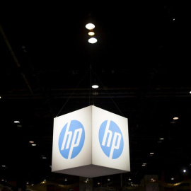 El logotipo de HP, en unapantalla en una conferencia tecnológica en Chicago. REUTERS / Jim Young