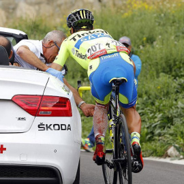 Un médico atiende al portugués Paulinho de sus heridas.