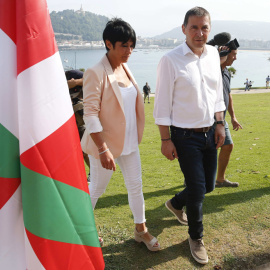 El candidato a lehendakari por EH Bildu, Arnaldo Otegi, junto a Maddalen Iriarte, en la presentación de la periodista como segunda en las listas de la coalición soberanista por Gipuzkoa para las elecciones vascas del 25-S. EFE/Juan Herrero