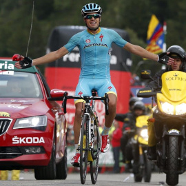 Landa celebra su llegada a meta en la undécima etapa de la Vuelta. EFE/Javier Lizón