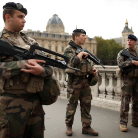 03/10/2019 - El personal de seguridad es visto después de un ataque contra la sede de la policía en París, Francia. REUTERS / Christian Hartmann