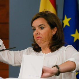 La vicepresidenta del Gobierno, Soraya Sáenz de Santamaría durante la rueda de prensa hoy en el Palacio de la Moncloa donde salió al paso de las declaraciones de Mas sobre el registro en las sedes de CDC y de su fundación.- EFE/JUANJO MARTÍ