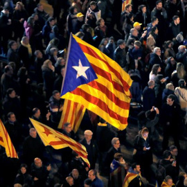 Varias estaladas ondean durante la manifestación unitaria del independentismo que bajo el lema "Tumbemos el régimen. Por los derechos sociales y políticos y por la autodeterminación. Contra la represión", se lleva a cabo esta tarde en Barce
