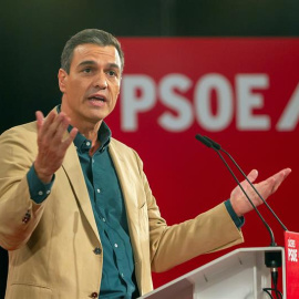 03/10/2019.- El presidente del Gobierno en funciones y secretario general del PSOE, Pedro Sánchez, este jueves, durante un acto político del partido socialista enmarcado en la precampaña electoral, en el Palacio de los Congresos de Cáceres,