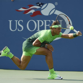 Rafael Nadal de España responde una bola ante Diego Schwartzman. /EFE