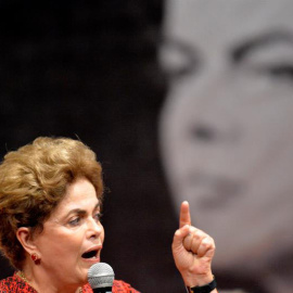 La presidenta brasileña Dilma Rousseff, suspendida de sus funciones por un juicio de destitución, habla en un acto en Brasilia este pasado miércoles. (CADU GOMES / EFE)
