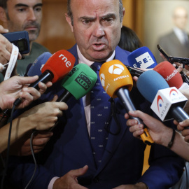 El ministro de Economía en funciones, Luis de Guindos, atiende a los medios de comunicación para valorar los resultados del PIB. EFE/Paco Campos