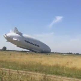 Imagen de video del momento en que la aeronave Airlander 10 choca contra el suelo en su segundo vuelo de prueba en Inglaterra.