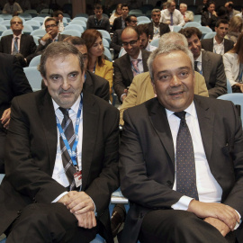 El presidente de Telefónica España, Luis Miguel Gilpérez, y el secretario de Estado de Estado de Telecomunicaciones, Víctor Calvo-Sotelo, antes de intervenir en el 29 Encuentro de las Telecomunicaciones, en la UIMP. EFE/Esteban Cobo.