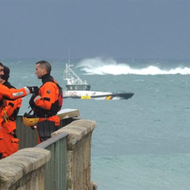 Miembros de de los servicios de rescate de la joven desaparecida en A Coruña. - EFE