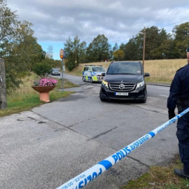 Una caravana de vehículos que transporta a la delegación norcoreana se dirige a Villa Elfvik, en la isla de Lidingo, frente a Estocolmo, Suecia, el 5 de octubre de 2019. REUTERS/Anna Ringstrom