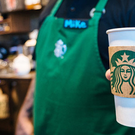 Un vaso de café de Starbucks.