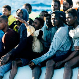 Varias de las personas rescatadas, en la barca neumática con la navegaban a la deriva en el Mediterráneo antes de ser localizados. .- YANN LEVY