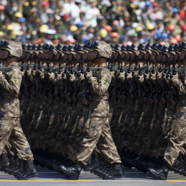 Soldados del Ejercito chino desfilando en la parada militar conmemorativa del final de la II Guerra Mundial. REUTERS/Andy Wong