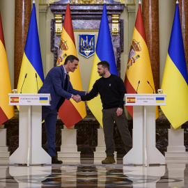 El presidente del Gobierno de España, Pedro Sánchez (i), y el presidente de Ucrania, Volodimir Zelenski (d), se saludan a su llegada al Palacio Mariinski, a 23 de febrero de 2023, en Kiev (Ucrania)
