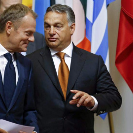 Tusk y Orbán, antes de su encuentro en el Parlamento Europeo. / OLIVIER HOSLET (EFE)