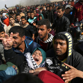 Una mujer palestina herida es evacuada después de que las tropas israelíes abrieran fuego contra los manifestantes a lo largo de la Franja de Gaza.- REUTERS