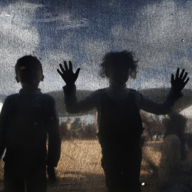 Niños palestinos, en las tiendas de campaña que han desplegado en la frontera de Gaza con Israel, al este de Jabalia, mientras los palestinos llevan a cabo protestas masivas a lo largo de la frontera del enclave palestino en lo que han llam