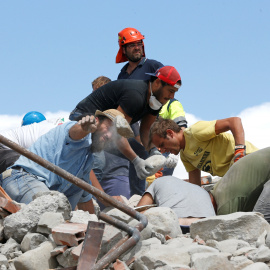 Los equipos de rescate trabajan después del terremoto en Amatrice, Italia central. REUTERS / Ciro De Luca