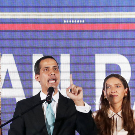 El líder opositor venezolano y autoproclamado presidente interino Juan Guaido junto a su esposa Fabiana Rosales. /   REUTERS - CARLOS GARCIA RAWLINS