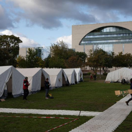 Tiendas de acampada de la protesta climática enfrente del puesto de Merkel. EFE/EPA/OMER MESSINGER