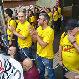 Una desena de manifestants del CDR s'encadenen a la boca del metro d'Arc de Triomf. Maria Rubio