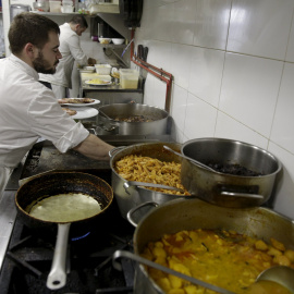 Un joven trabaja de cocinero en un hotel de Madrid. REUTERS