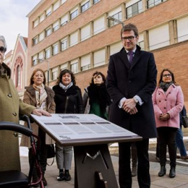 El alcalde de Vitoria, en un acto homenaje a las mujeres víctimas encarceladas durante la Guerra Civil y el franquismo. EFE
