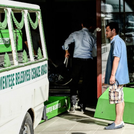 Abdulá Kurdi, en la morgue de Mugla para recuperar los restos de su familia. - AFP