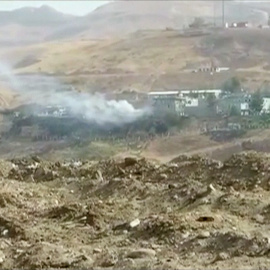 Una cortina de humo se eleva desde la zona del atentado. - REUTERS