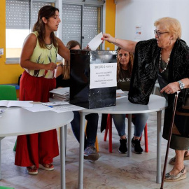 Una mujer deposita su voto en los comicios portugueses.  EFE/EPA/ANTONIO COTRIM