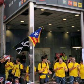 Miembros de CDR encadenados ante la estaciónde metro de Arc del Triomf en Barcelona / @CDREixampleDret