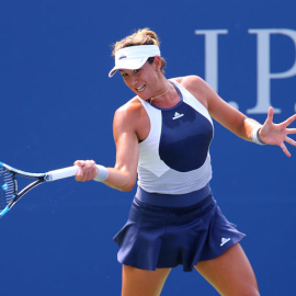 Muguruza devuelve una bolsa durante el partido. REUTERS