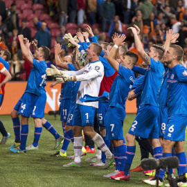 Los jugadores de Islandia celebran la victoria sobre Holanda. REUTERS/Michael Kooren
