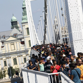 Refugiados cruzan el Elisabeth Bridge de Budapest en Hungría. EFE