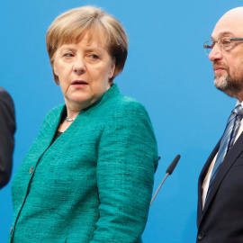 Angela Merkel, Horst Seehofer y Martin Schulz, ayer en Berlín. /REUTERS