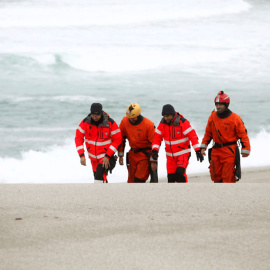 Las labores de búsqueda de la joven que resultó arrastrada por el mar en A Coruña. EFE