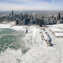 El hielo se acumula a lo largo de la orilla del Lago Michiganpor la bajada de temperaturas mínimos de -30 grados el 31 de enero de 2019 en Chicago | AFP/ Scott Olson