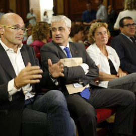 El cabeza de lista de Junts pel Sí por Barcelona, Raül Romeva; el conseller de Justicia, Germà Gordó; la presidenta de MES, la exsocialista Magda Casamitjana; y el conseller de Interior de la Generalitat, Jordi Jané, durante la presentación