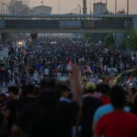 Los manifestantes se concentran en una carretera de Bagdad para protestar contra la corrupción del Gobierno iraquí. (REUTERS/Alaa al-Marjani)