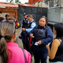 La policía lee una lista con los nombres de los supervivientes a los familiares de los reclusos./ EFE