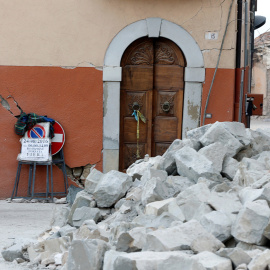 La fachada de una casa dañada por el terremoto en Amatrice, Italia.- REUTERS/Ciro De Luca