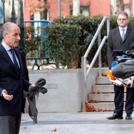 El expresidente valenciano Francisco Camps (i) a la llegada de la Audiencia Nacional para declarar como imputado en la pieza de Gürtel en la que se investigan dos contrataciones de la Generalitat Valenciana a empresas de la trama. (ZIPI | E