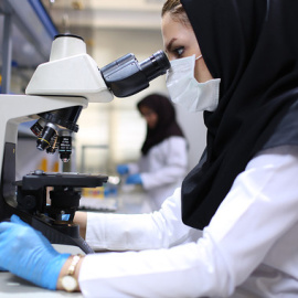 Científica en el laboratorio de andrología en el Instituto Royan (Teherán, Irán). / Ebrahim Mirmalek