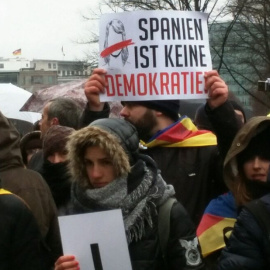 'Espanya no és una democràcia', en alemany, en la pancarta d'un dels assistents a la manifestació d'aquest diumenge a Berlín. | Àngel Ferrero.