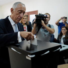 Marcelo Rebelo de Sousa vota en las elecciones de Portugal. EFE/EPA/Hugo Delgado