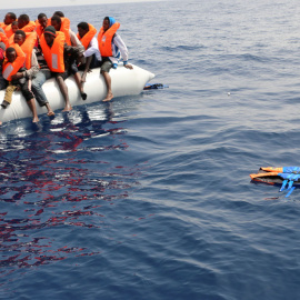 La embarcación que las autoridades europeas impidieron rescatar, salvo a los niños y mujeres enfermas. EFE