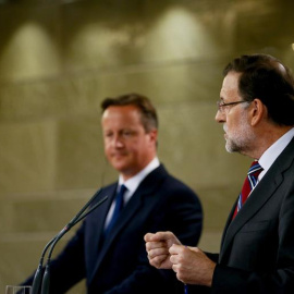 Mariano Rajoy y David Cameron, durante la rueda de prensa en la Moncloa. / EFE