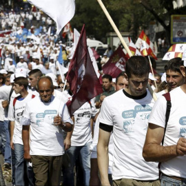 Varios centenares de ganaderos han finalizado hoy ante la sede del Ministerio de Agricultura, Alimentación y Medio Ambiente (Magrama) la "Marcha blanca", un itinerario reivindicativo en el que piden soluciones para la crisis de precios del 