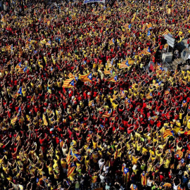 Imagen de la 'V' independentistas en Barcelona durante la Diada del 2014.-AFP